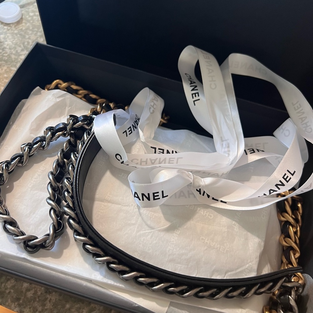 Chanel 19 WOC lambskin quilted authentic🖤 Excellent condition 🖤 - Picture 3 of 14